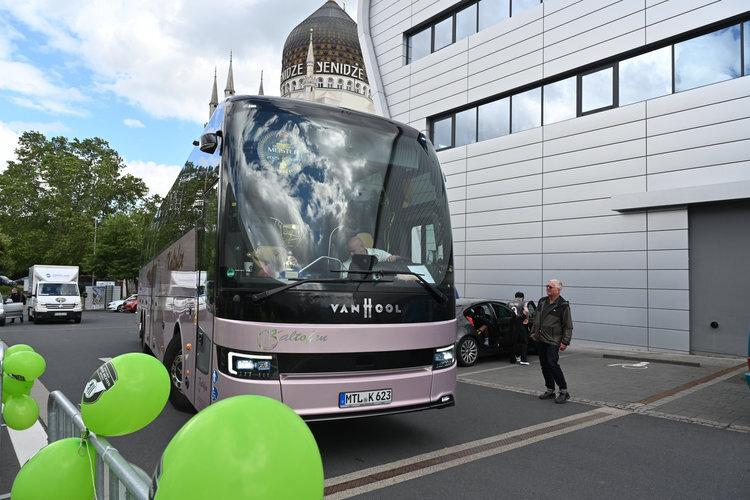 einfahrender Bus