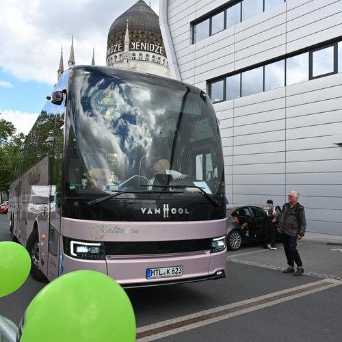einfahrender Bus
