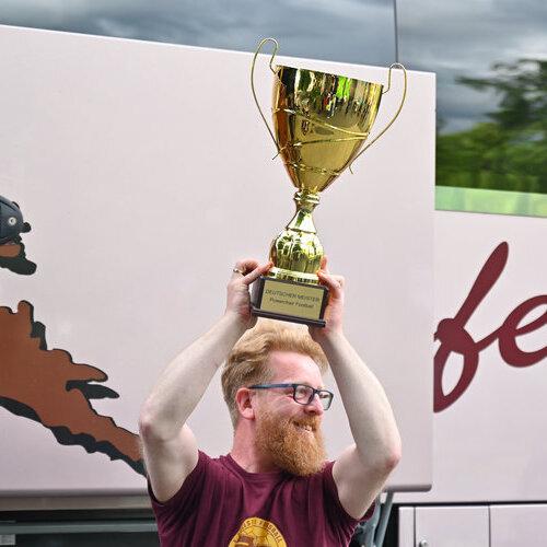 Trainer mit Meister-Pokal