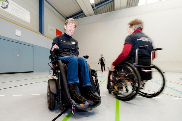 Rollstuhltanz mit zwei Rollst&uuml;hlen