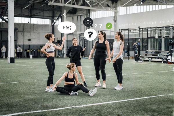 Fünf Frauen in Sportkleidung unterhalten sich auf einem Sportfeld, mit Sprechblasen über häufige Fragen und Antworten.