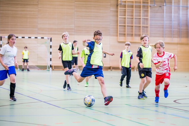 Kinder spielen Fu&szlig;ball