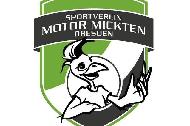Logo des Sportvereins Motor Mickten Dresden mit einem Cartoon-Vogel in Vorderansicht und einem gr&uuml;nen Wappen-Hintergrund.