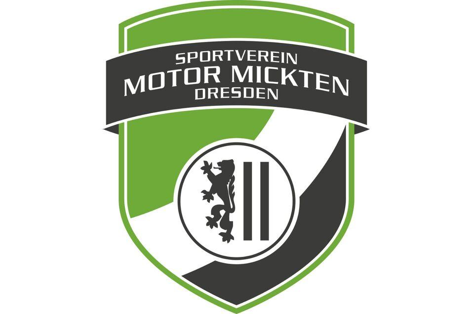 Logo des Sportvereins Motor Mickten Dresden auf gr&uuml;n-schwarzem Wappen mit Wappenl&ouml;wen und Vereinsname.