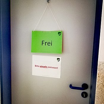 Die Toiletten dürfen nur noch einzeln betreten werden. Bitte auf das Schild an der Tür achten und bei Benutzung wenden. 