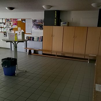 Wir haben für euch Schuhwechselzonen eingerichtet. Die Schuhe und Jacken sind in der Sporttasche zu verstauen und mit in die Halle zu nehmen. Die Umkleiden bleiben gesperrt.